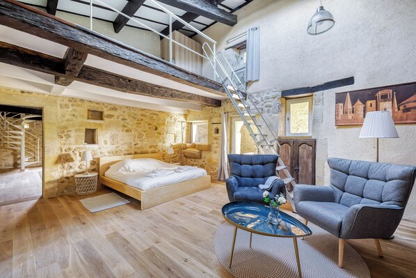 2 bedrooms, iron/ironing board, internet, bed sheets