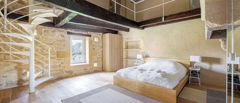 2 bedrooms, iron/ironing board, internet, bed sheets