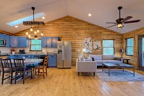 Interior - Cozy Chic Cabin Retreat on 7 acres with hot tub. Pet-friendly. (Epworth)