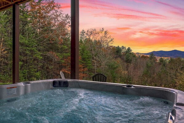 Outdoor spa tub - Cozy Chic Cabin Retreat on 7 acres with hot tub. Pet-friendly. (Epworth)