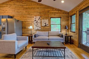 TV - Cozy Chic Cabin Retreat on 7 acres with hot tub. Pet-friendly. (Epworth)