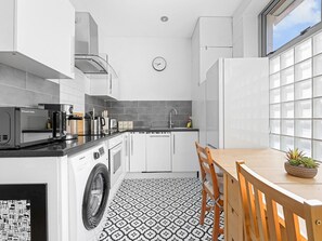 Refrigerador, horno, lavavajillas, mesa de comedor