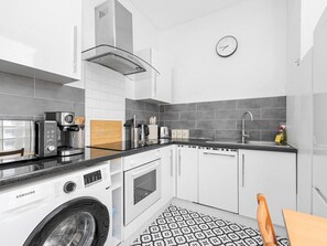 Refrigerador, horno, lavavajillas, mesa de comedor