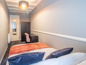 1 habitación, tabla de planchar con plancha, wifi gratis y ropa de cama
