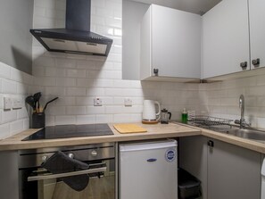 Kühlschrank, Ofen, Toaster, Esstisch