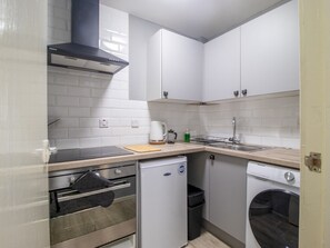 Fridge, oven, toaster, dining tables - Pass the Keys | Cosy in Fabulous West End (Glasgow)