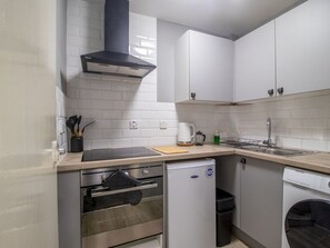 Refrigerador, horno, tostadora, mesa de comedor