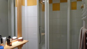 A bathroom with a white sink, mirror, and shower enclosure. - 300m from ski slopes, 3rd floor, swimming pool, balcony, tv, 46m², Valloire (Valloire)