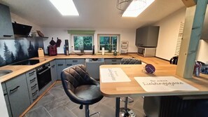 Kylskåp, mikrovågsugn, ugn och diskmaskin