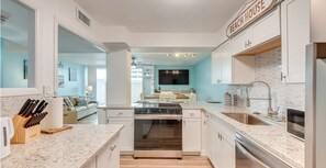 冷蔵庫、電子レンジ、オーブン、コンロ