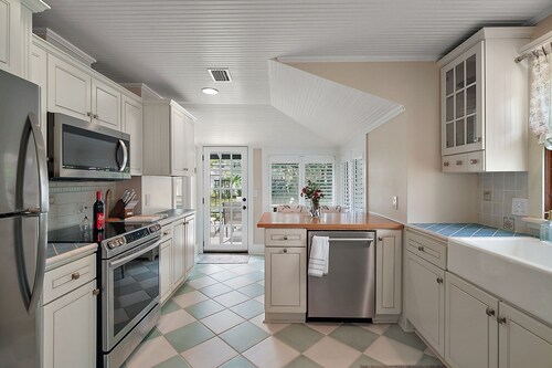 Fenced in Backyard! Close to DT Mount Dora! King Bed + Golf Cart Rental!