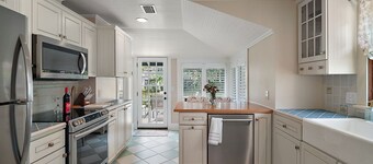 Fenced in Backyard! Close to DT Mount Dora! King Bed + Golf Cart Rental!