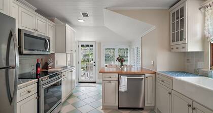 Fenced in Backyard! Close to DT Mount Dora! King Bed + Golf Cart Rental!