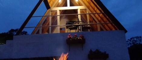 Deluxe Cabin, Balcony, Mountain View | Living area