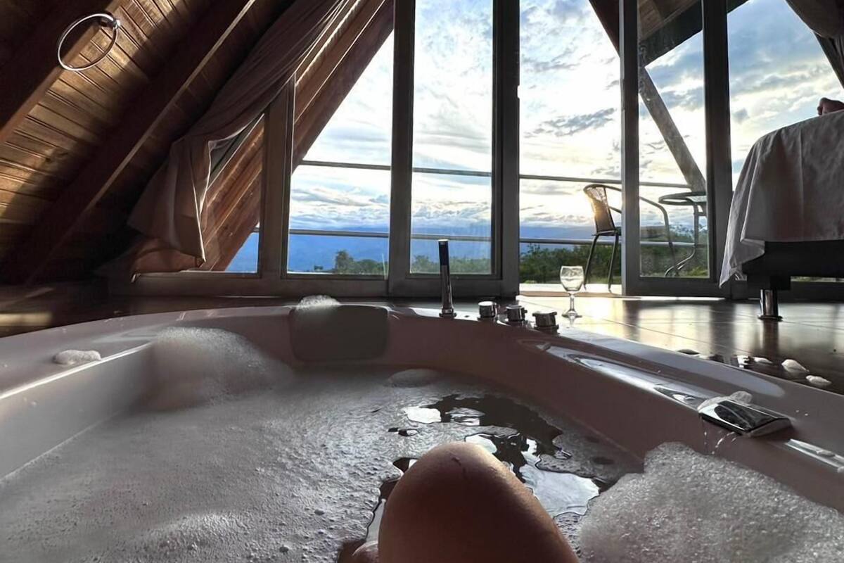 Deluxe Cabin, Balcony, Mountain View | Private spa tub