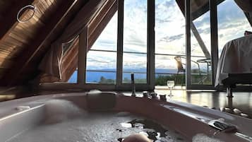 デラックス キャビン バルコニー マウンテンビュー | 専用スパ浴槽