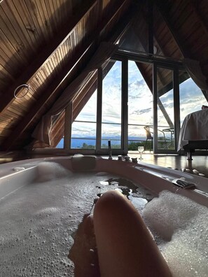Deluxe Cabin, Balcony, Mountain View | Private spa tub