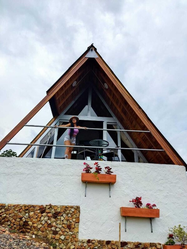 Deluxe Cabin, Balcony, Mountain View | Living area