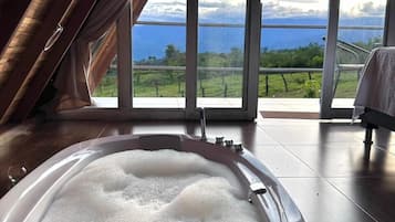 Cabana luxo, sacada, vista para a montanha | Banheira de hidromassagem particular