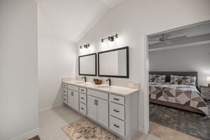 3 室のベッドルーム、アイロン / アイロン台、インターネット、ベッドシーツ