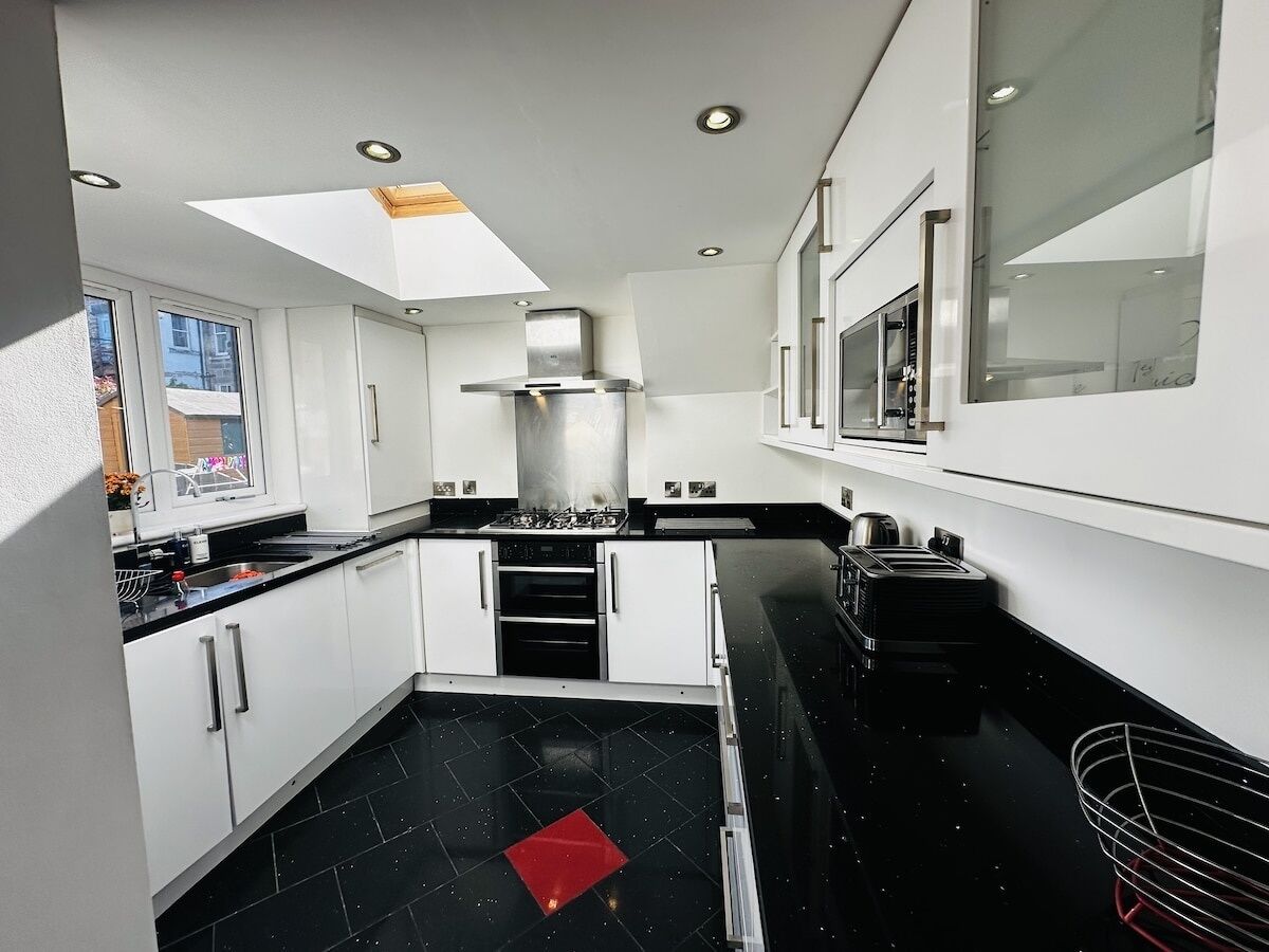 Kjøleskap, mikrobølgeovn, ovn og oppvaskmaskin