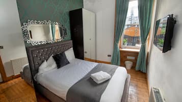 4 bedrooms, iron/ironing board, free WiFi, bed sheets