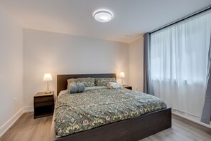 6 bedrooms, desk, iron/ironing board, free WiFi