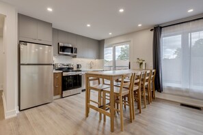 冷蔵庫、電子レンジ、オーブン、コンロ