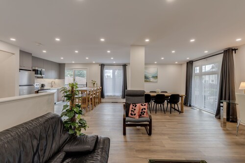 Modern Spacious 6-Bedroom Retreat