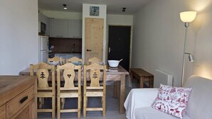 A compact living space with a dining area, kitchenette, and a sofa with a patterned pillow. - 15m from ski slopes, 1st floor, view ski slopes, balcony, tv, ski locker, 47m², Valmorel (Valmorel)
