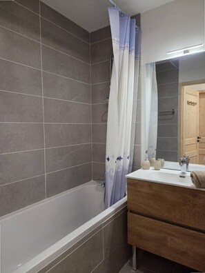 Bathroom - 20m from resort center, 1st floor, view ski slopes, balcony, tv, ski locker, 47m², Valmorel (Valmorel)