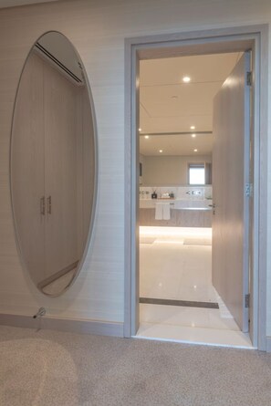 Luxury Apartment, Sea View | Bathroom
