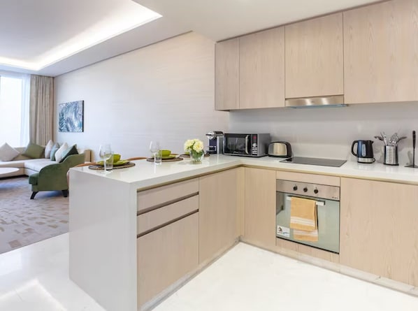 Luxury Apartment, Sea View | Private kitchen
