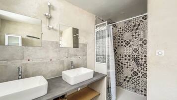 Douche, sĂšche-cheveux