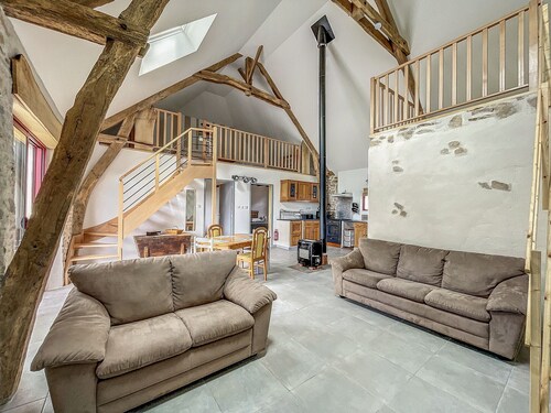 Authentic Cottage in Peaceful Setting with Private Terrace, Garden, and Wi-Fi