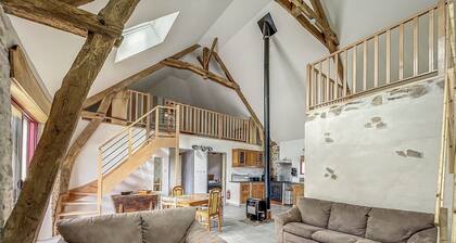 Authentic Cottage in Peaceful Setting with Private Terrace, Garden, and Wi-Fi