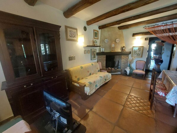 TV, caminetto, lettore DVD