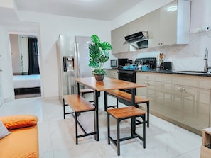 Réfrigérateur, micro-ondes, four, plaque de cuisson