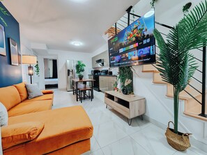 Téléviseur connecté, table de ping-pong