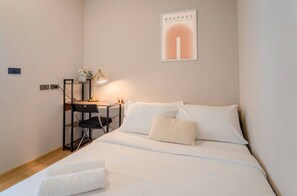 2 habitaciones, escritorio, tabla de planchar con plancha y wifi 