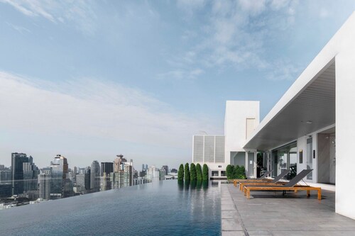 Panoramic 2BR near Ekkamai with Infinity Pool