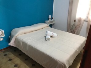 2 عدّة غرف نوم ومكواة/لوح كي وواي فاي وملاءات أسرّة