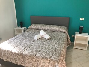 2 habitaciones, tabla de planchar con plancha, wifi y ropa de cama