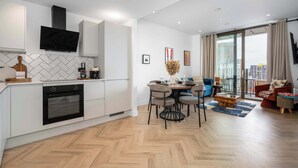Eine moderne Wohnung mit Küche, Essbereich und Wohnzimmer.