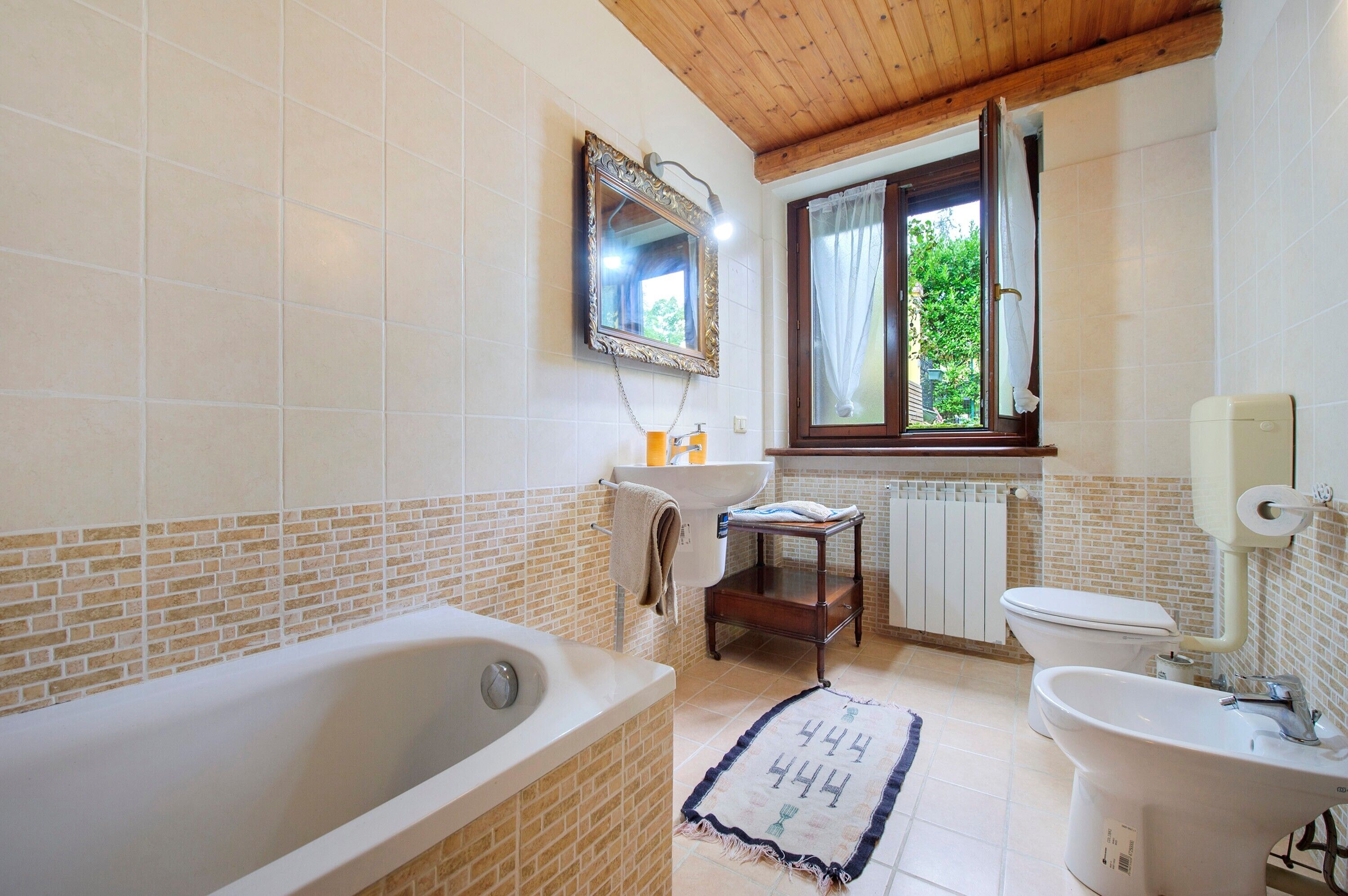 Douche, sèche-cheveux, serviettes fournies