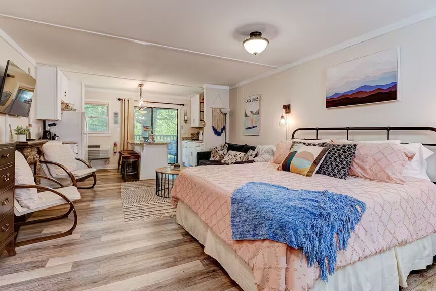 Cozy Chic Lake Lure Studio Rumbling Bald Resort Access! - Chimney Rock State Park, Chimney Rock