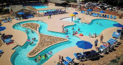 Cozy Chic Lake Lure Studio Rumbling Bald Resort Access!