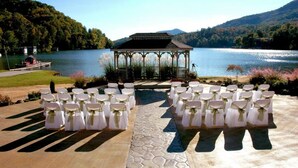 Un gazebo con vista libera su un lago e colline sullo sfondo.