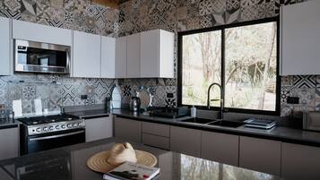 Een koelkast, een magnetron, een oven, een kookplaat