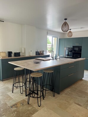 Four Ă micro-ondes, un four, surface de cuisson, lave-vaisselle